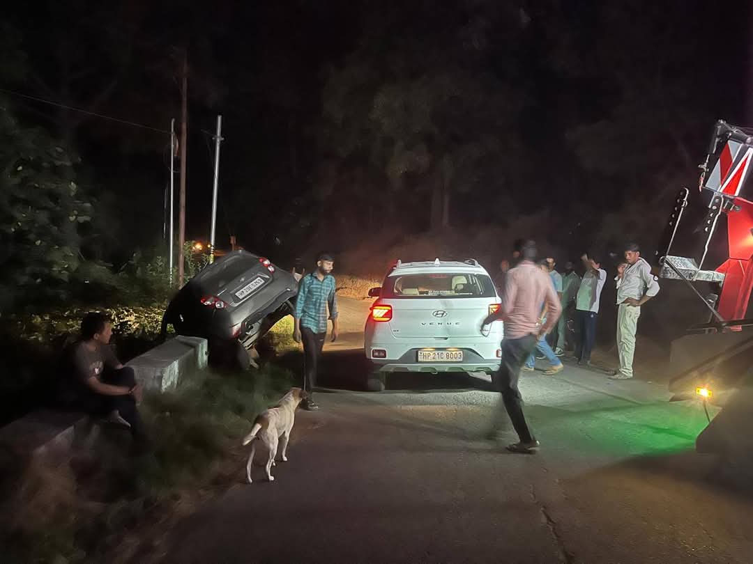 बड़सर में निजी गाड़ी पलटी, 5 लोग थे सवार – सभी सुरक्षित